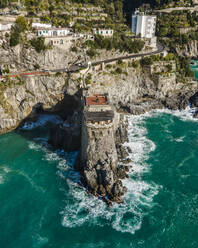 Luftaufnahme von Torre Normanna, einem mittelalterlichen Turm an der Küste bei Amalfi, Amalfiküste, Salerno, Maiori, Italien. - AAEF14157