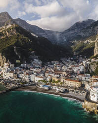 Luftaufnahme von Amalfi, einer kleinen Stadt an der Amalfiküste mit Blick auf das Mittelmeer, Salerno, Italien. - AAEF14158