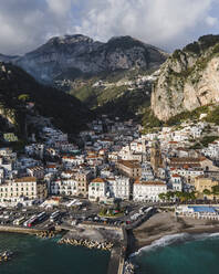 Luftaufnahme von Amalfi, einer kleinen Stadt an der Amalfiküste mit Blick auf das Mittelmeer, Salerno, Italien. - AAEF14159