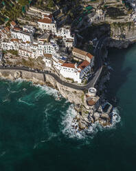 Luftaufnahme einer Ruine eines mittelalterlichen Turms entlang der Straße auf der Amalfi-Küste, Salerno, Italien. - AAEF14160