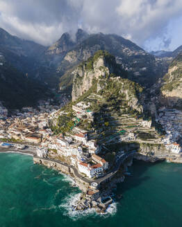 Panoramablick auf Amalfi und Atrani, zwei wunderschöne Reiseziele an der Amalfiküste, Salerno, Italien. - AAEF14161