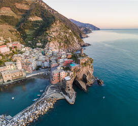 Luftaufnahme der Altstadt von Vernazza entlang der Küste, Cinque Terre, Ligurien, Italien. - AAEF14164