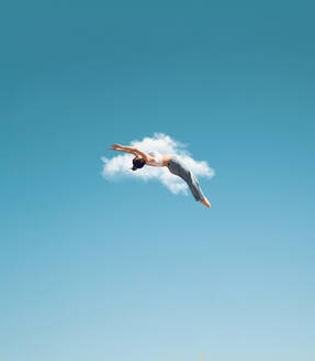 Ganzkörper-Seitenansicht von gesichtslosen sportlichen weiblichen Akrobaten tun Purzelbaum Stunt auf blauen Himmel mit Wolke am Sommertag - ADSF33751