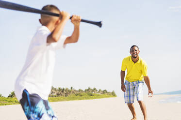 Vater und Sohn (10-11) spielen Baseball am Strand - TETF00506