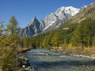 Schneebedeckter Berg am Fluss im Aosta-Tal, Italien - TETF00522