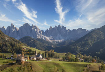 Italien, Santa Maddalena, Val di Funes (Funes-Tal), Region Trentino-Südtirol, Bergkette mit Blick auf das grüne Tal - TETF00526