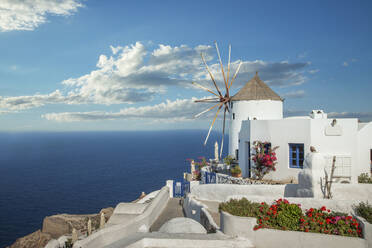 Griechenland, Oia, Santorini, Kykladeninseln, Alte Windmühle am Wasser - TETF00527