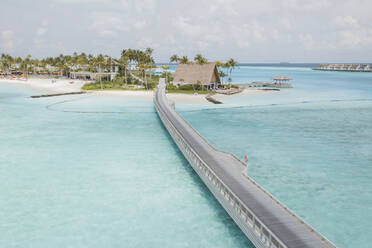 Luftaufnahme der tropischen Insel Brücke über klaren blauen Ozean und Luxus-Resort, South Male Atoll Malediven. - AAEF14175