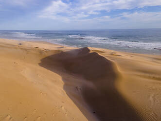 Luftaufnahme des Otter Trail, dramatische Klippen am Meer und Nebel bei Sonnenuntergang, Ostkap, Südafrika. - AAEF14243