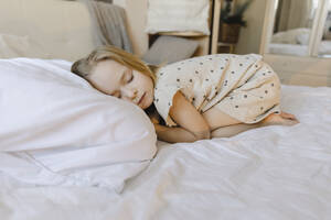 Blondes Mädchen schläft auf dem Bett zu Hause - SEAF00622