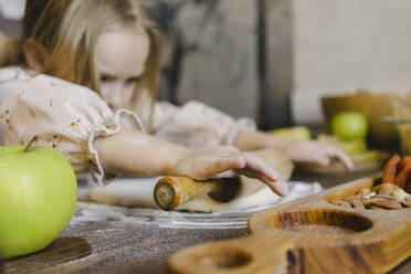 Mädchen mit Nudelholz in der Küche zu Hause - SEAF00635