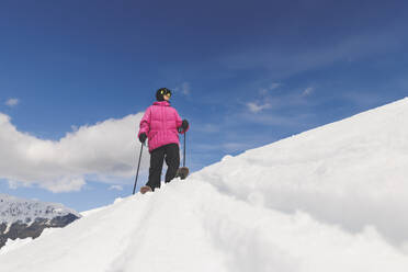 Mann mit Skiern auf Schnee im Winter stehend - OMIF00707