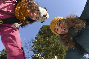 Glückliche Frauen mit Strickmütze nehmen Selfie im Winter - VBUF00048