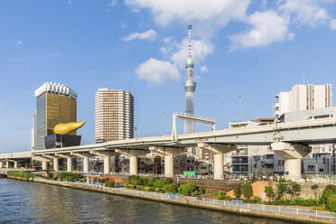 Japan, Region Kanto, Tokio, Shuto Expressway mit Asahi Beer Hall und Tokyo Skytree im Hintergrund - FOF12938