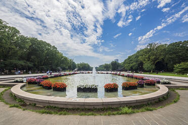 Japan, Kanto-Region, Tokio, Teich und Brunnen im Ueno-Park im Sommer - FOF12941