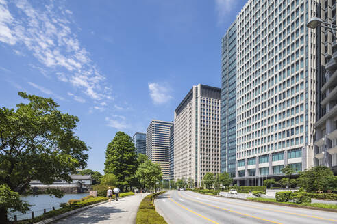 Japan, Region Kanto, Tokio, Chiyoda City Straße im Sommer - FOF12947