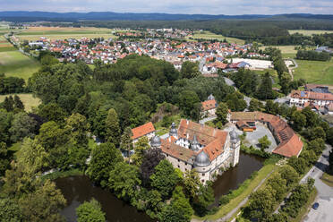 Deutschland, Bayern, Mitwitz, Blick aus dem Hubschrauber auf das Wasserschloss Mitwitz im Sommer - AMF09449
