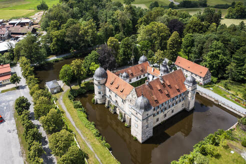 Deutschland, Bayern, Mitwitz, Blick aus dem Hubschrauber auf das Wasserschloss Mitwitz im Sommer - AMF09450