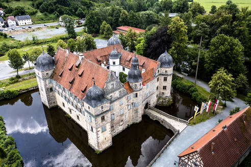 Deutschland, Bayern, Mitwitz, Blick aus dem Hubschrauber auf das Wasserschloss Mitwitz im Sommer - AMF09451