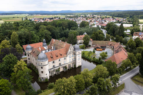 Deutschland, Bayern, Mitwitz, Blick aus dem Hubschrauber auf das Wasserschloss Mitwitz im Sommer - AMF09452