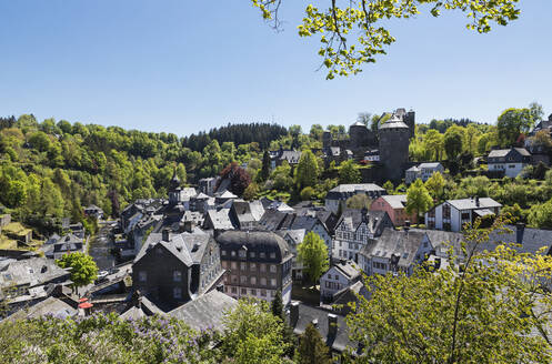 Deutschland, Nordrhein-Westfalen, Monschau, Blick auf mittelalterliche Stadt im Hohen Venn - Naturpark Eifel im Frühling - GWF07360