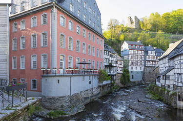 Deutschland, Nordrhein-Westfalen, Monschau, Rurkanal vor dem Museum Rotes Haus - GWF07364