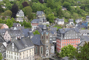 Deutschland, Nordrhein-Westfalen, Monschau, Blick auf die mittelalterliche Stadt im Hohen Venn - Naturpark Eifel im Frühling mit Kirche und Museum Rotes Haus in der Mitte - GWF07369