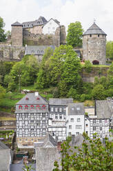 Deutschland, Nordrhein-Westfalen, Monschau, Fachwerkhäuser vor der Burg Monschau - GWF07370
