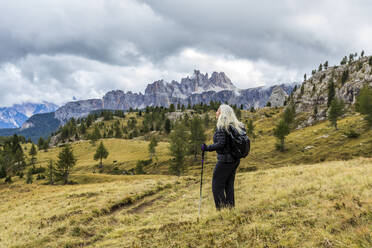 Frau beim Wandern am Giau-Pass in den Dolomiten - TETF00543