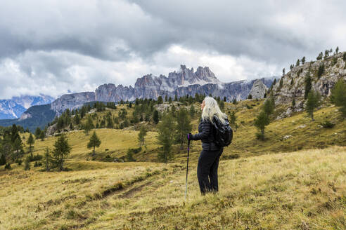 Frau beim Wandern am Giau-Pass in den Dolomiten - TETF00543