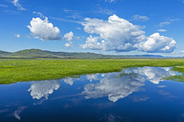 Wolken über einem Fluss durch Felder in Fairfield, Idaho, USA - TETF00550