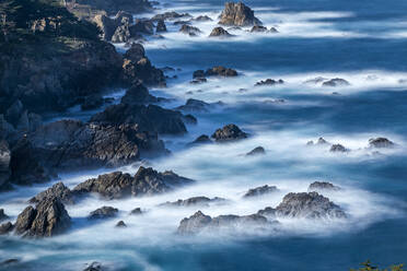 Langzeitbelichtungsaufnahme von Felsen im Meer bei Carmel-by-the-Sea, Kalifornien, USA - TETF00553