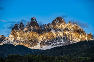 Wald zwischen Berggipfeln in den Dolomiten, Italien - TETF00562