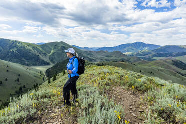 Reife Frau beim Wandern in Sun Valley, Idaho, USA - TETF00575