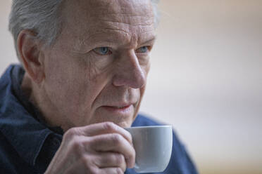 Senior man with coffee cup - TETF00580