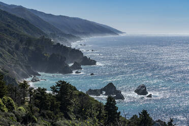 USA, Kalifornien, Big Sur, Meereslandschaft mit Klippen und Felsformationen an einem sonnigen Tag - TETF00596