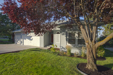 USA, Idaho, Boise, Exterior of single-family home in suburbs - TETF00618