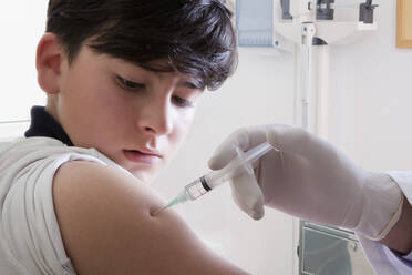 Teenage boy getting vaccination - TETF00636