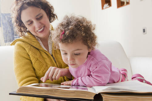 Mutter und Tochter lesen Bilderbuch - TETF00637