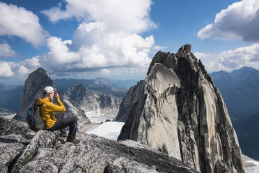 Mann fotografiert einen Berg im Bugaboo Provincial Park, British Columbia, Kanada - TETF00643