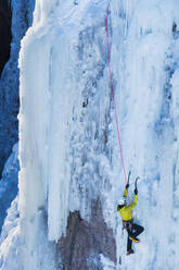 Mann beim Eisklettern in Ouray, USA - TETF00645