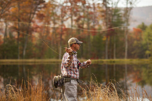 Mann beim Fliegenfischen im Fluss im Herbst in Giles County, Virginia, USA - TETF00651
