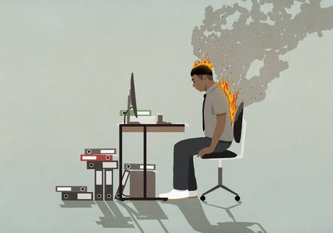 Geschäftsmann in Flammen bei der Arbeit am Computer am Bürotisch - FSIF05905