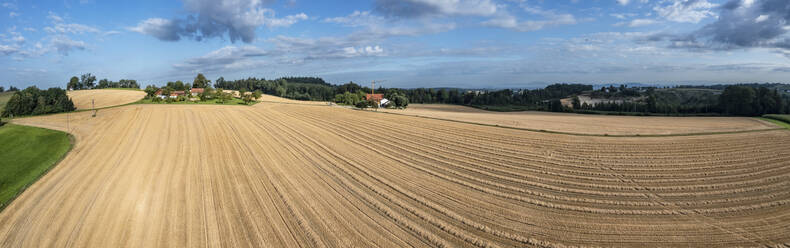 Idyllisches Panorama eines abgeernteten goldenen Heufeldes auf einem Bauernhof - FSIF05940