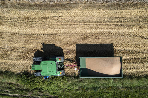 Aerial Drohne POV Traktor und Anhänger in sonnigen Feld - FSIF05943