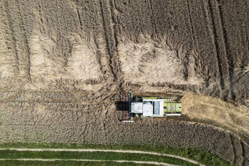 Luft-Drohne POV Mähdrescher Ernte Heu Ernte auf sonnigen Bauernhof - FSIF05944
