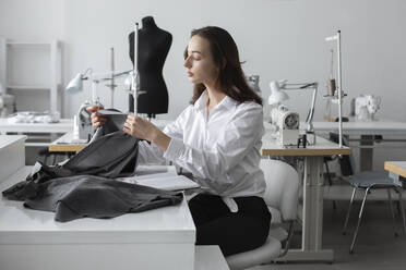 Modedesigner bei der Arbeit im Atelier - TETF00711