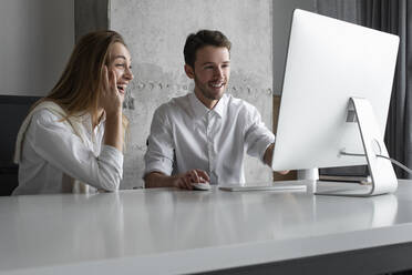 Geschäftsleute, die gemeinsam einen Computer benutzen - TETF00713