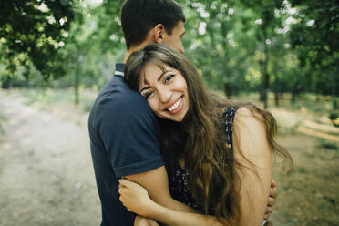 Junges Paar umarmt sich im Park - TETF00723