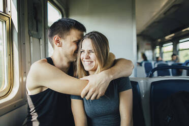 Junges Paar umarmt sich im Zug - TETF00725